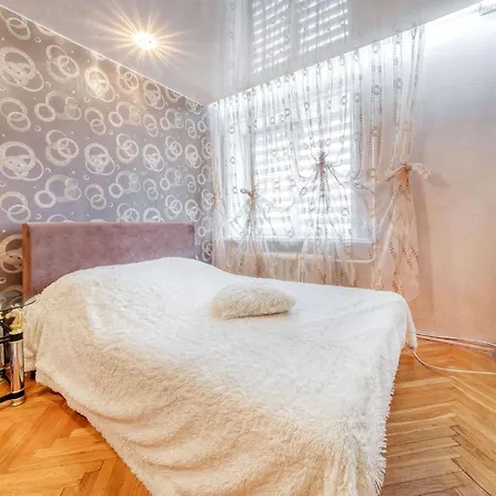 Apartment Maksima Tanka 4 *